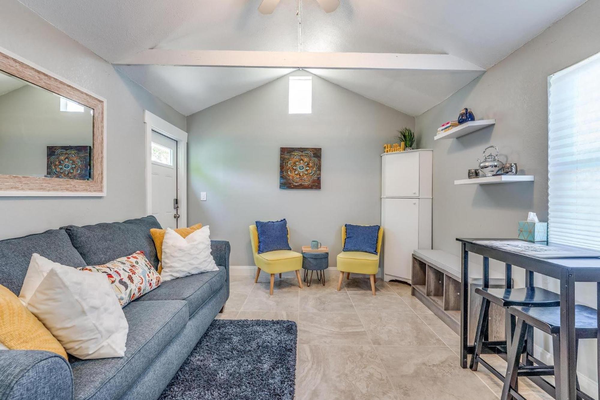 Cozy Comfy With Full Sofa Bed And Kitchenette Apartment