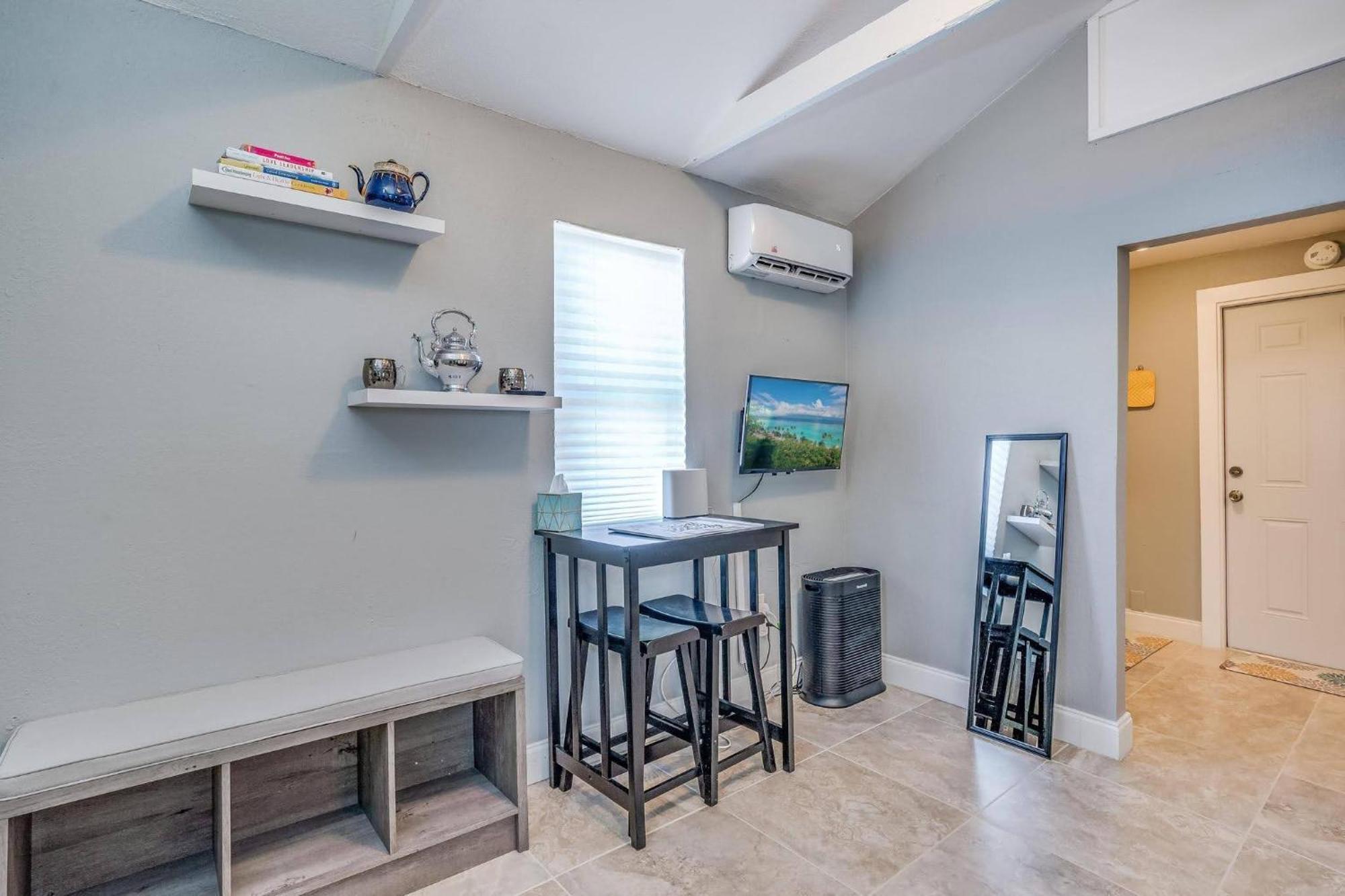 Apartment Cozy Comfy With Full Sofa Bed And Kitchenette West Palm Beach