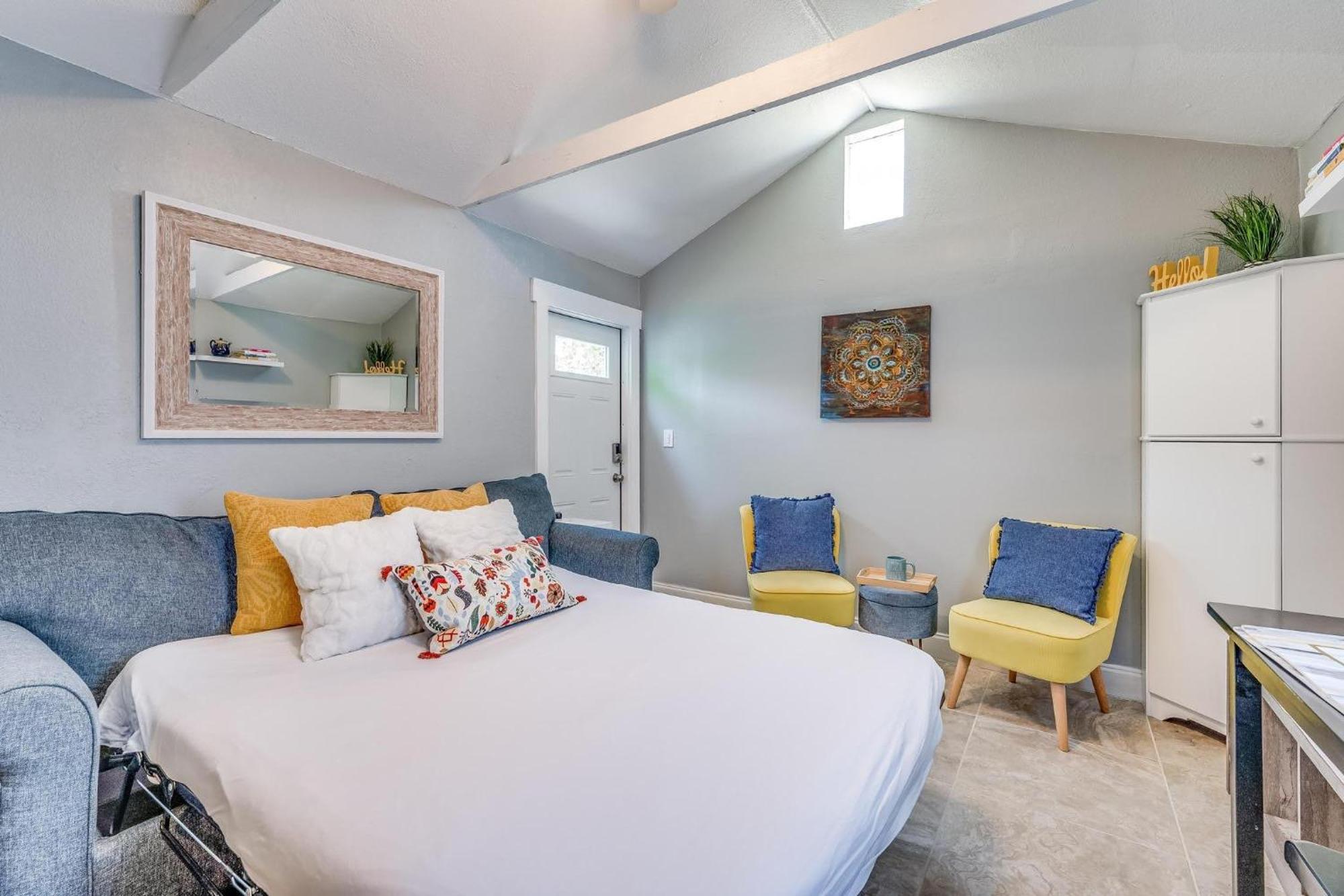 Cozy Comfy With Full Sofa Bed And Kitchenette