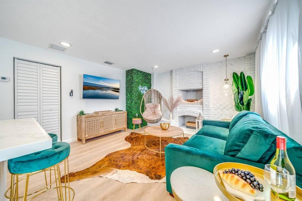 Palm Wave Says - No Extra Fees - Designer Inspired Apartment *