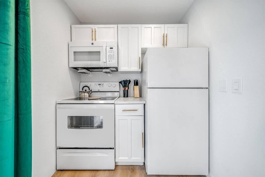Apartment Palm Wave Says - No Extra Fees - Designer Inspired West Palm Beach