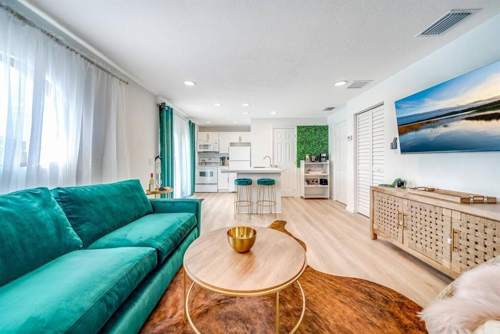 Palm Wave Says - No Extra Fees - Designer Inspired Apartment