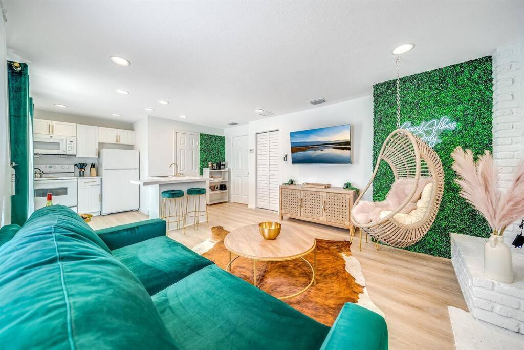 Palm Wave Says - No Extra Fees - Designer Inspired Apartment
