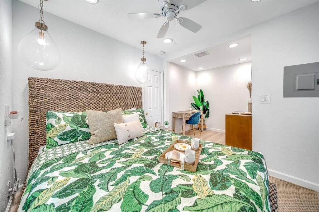 Apartment Palm Wave Says - No Extra Fees - Designer Inspired *