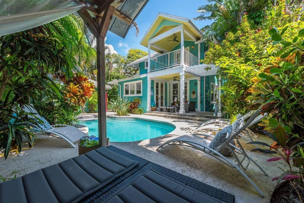Historic El Cid With Guest & Tropical Pool