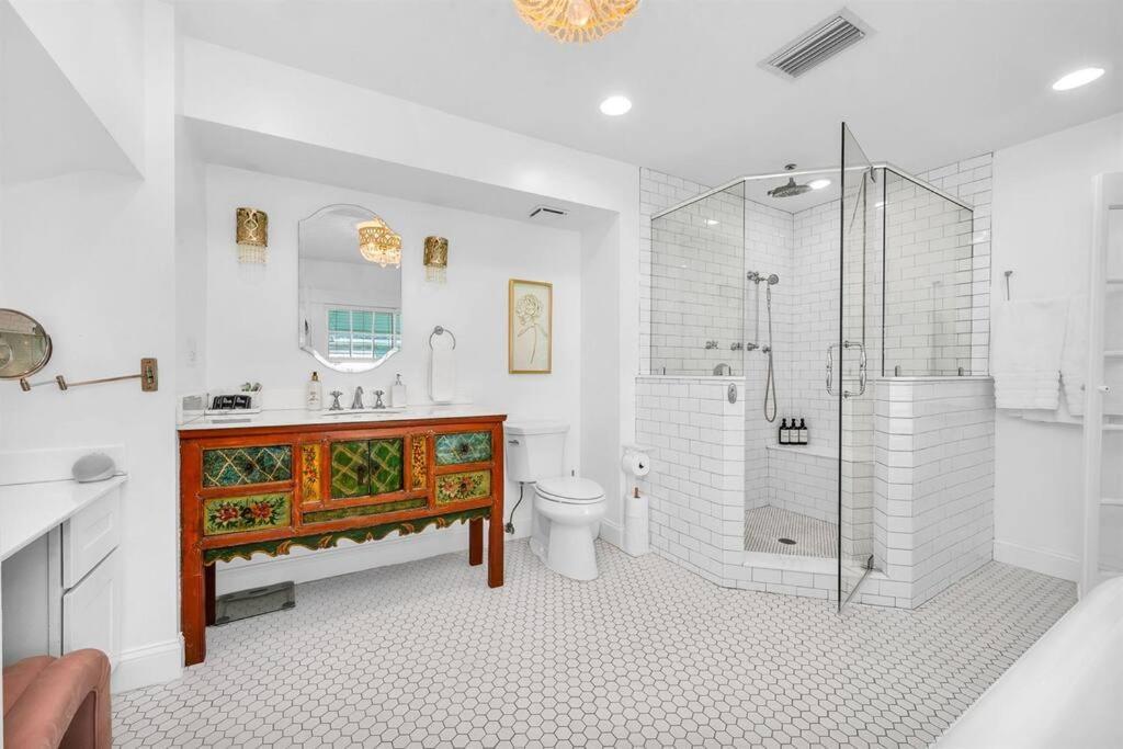 Historic El Cid With Guest & Tropical Pool