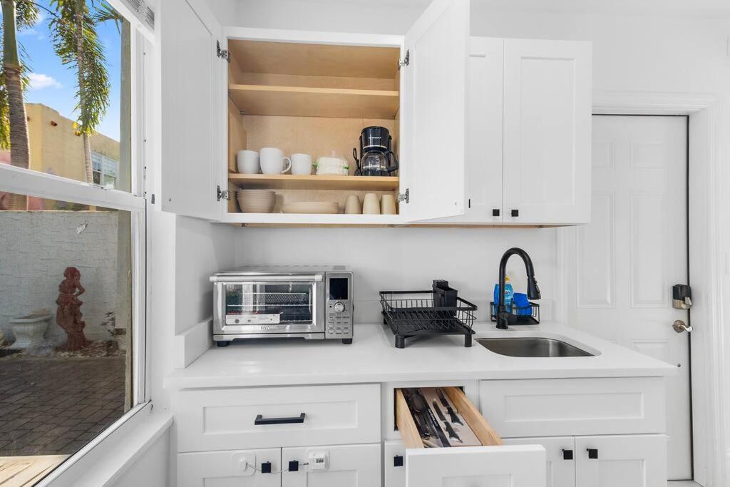 Sleek And Cozy L Freshly Renovated *