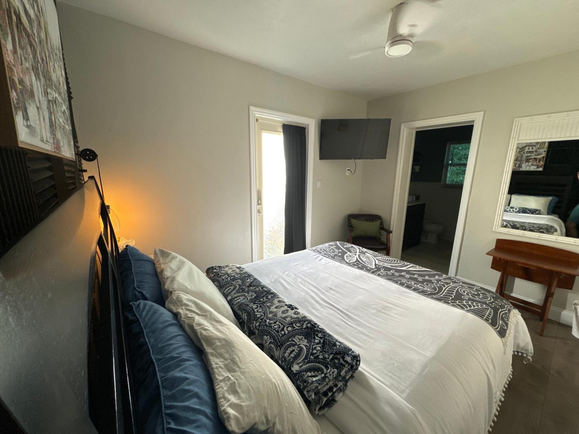 Pura Vida Private Access, & Bathroom