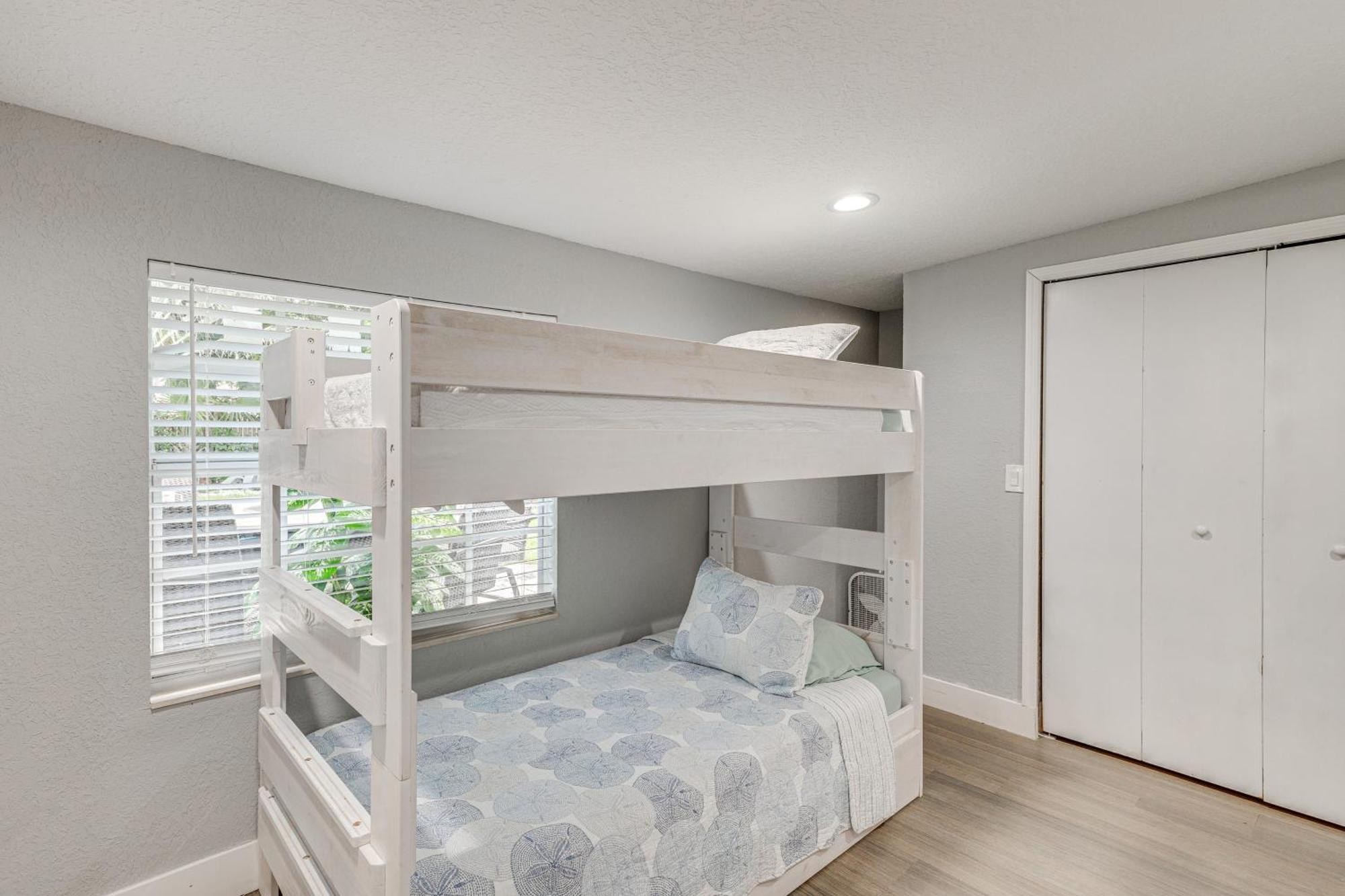 Holiday home Pet-friendly Gem With Pool And Yard In West Palm