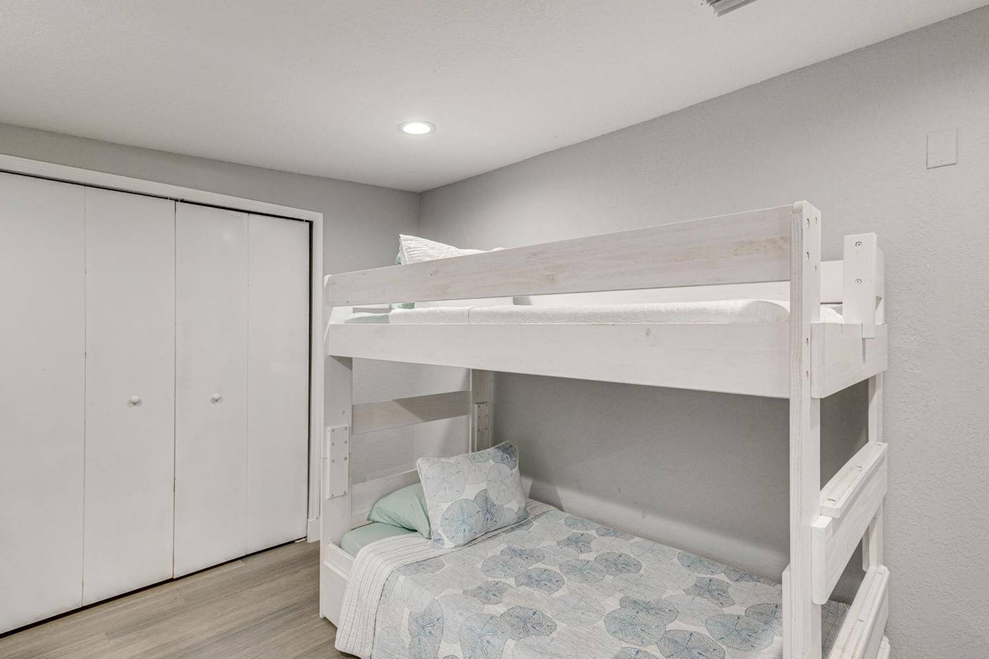 Pet-friendly Gem With Pool And Yard In West Palm *