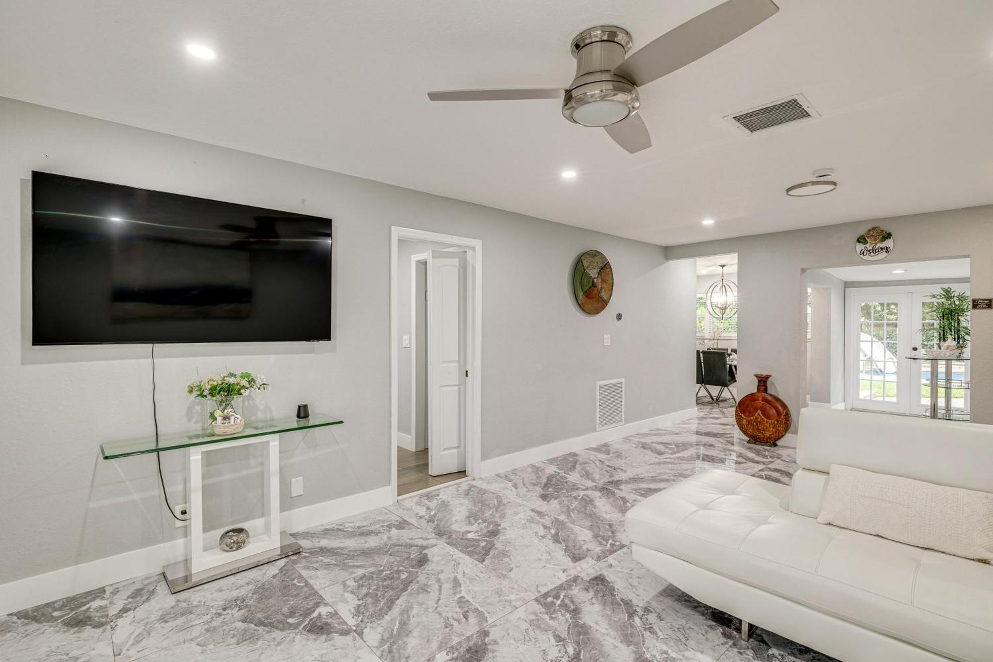 Pet-friendly Gem With Pool And Yard In West Palm *