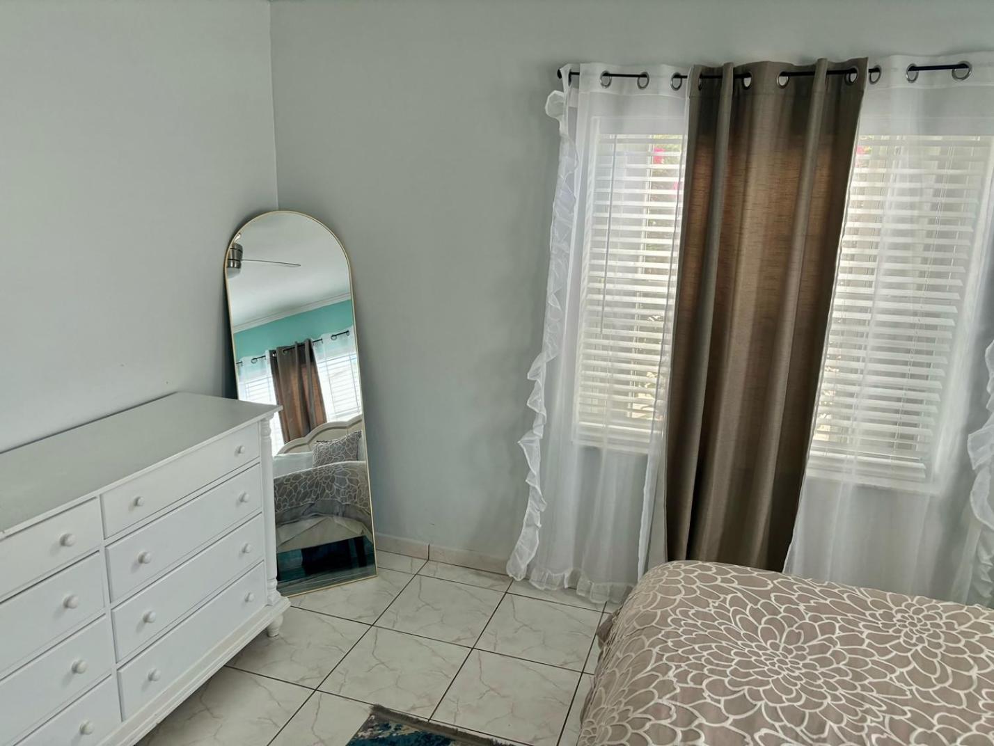 Cozy 2 Bedroom House Near Downtown Holiday home *