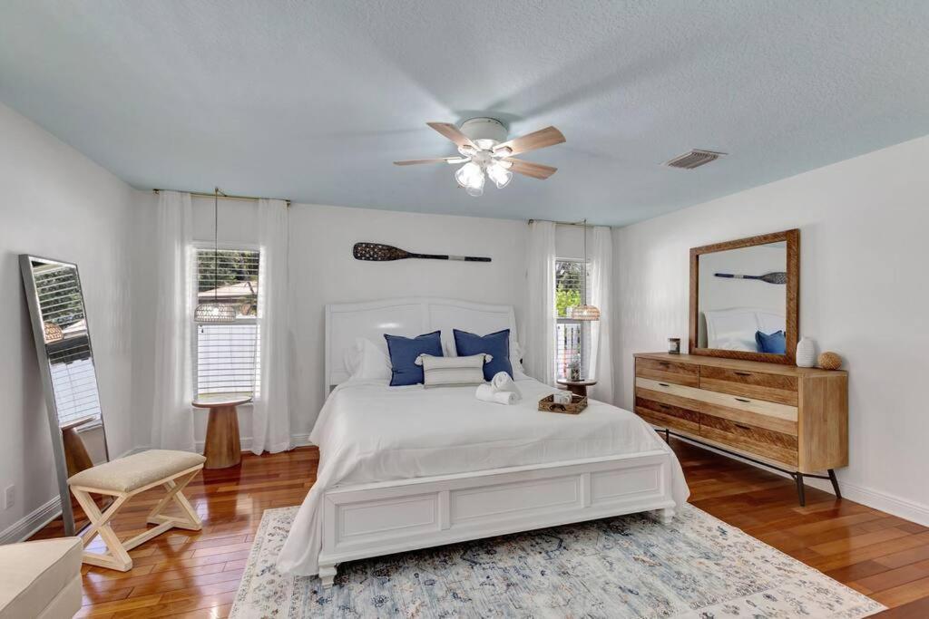 Hottub! Mini Golf! Water Access! Pets! 5min Beach! Holiday home West Palm Beach
