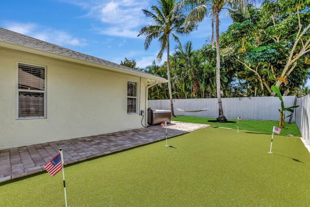 Holiday home Hottub! Mini Golf! Water Access! Pets! 5min Beach! West Palm Beach