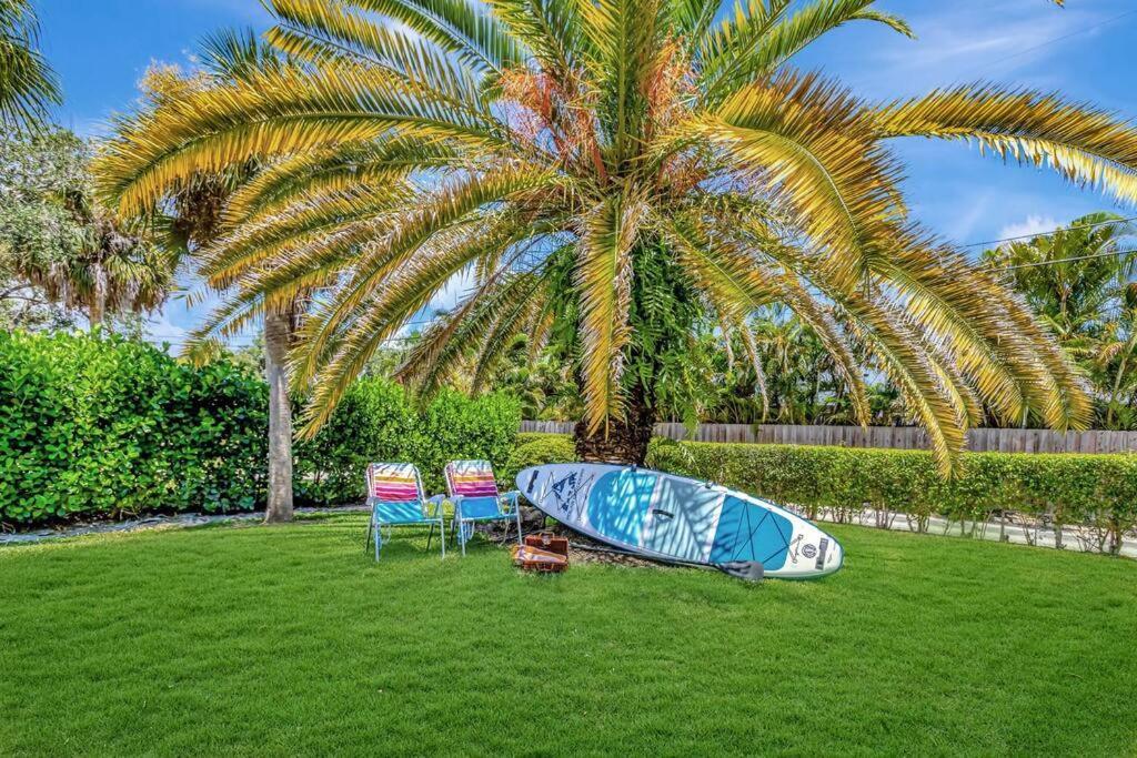 Hottub! Mini Golf! Water Access! Pets! 5min Beach! West Palm Beach