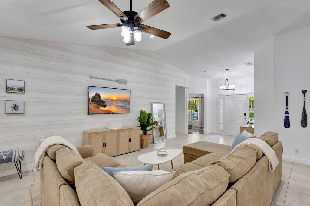 Holiday home Hottub! Mini Golf! Water Access! Pets! 5min Beach!