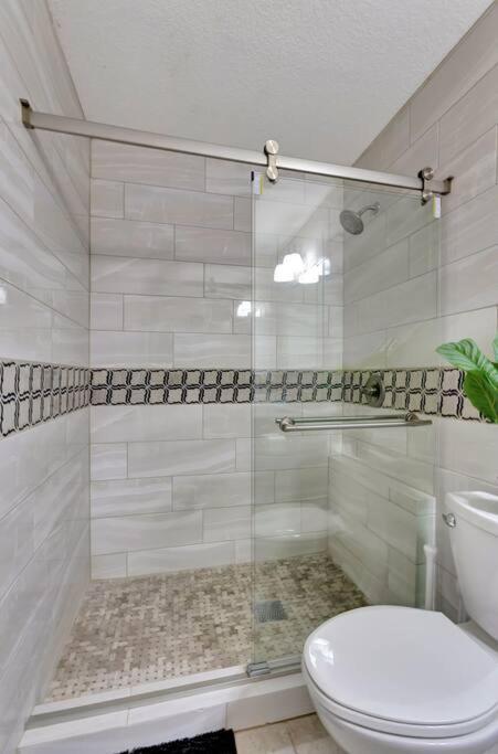 Hottub! Mini Golf! Water Access! Pets! 5min Beach! Holiday home *