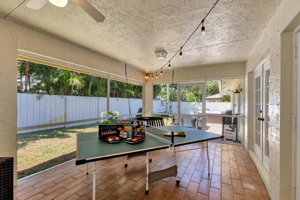 Hottub! Mini Golf! Water Access! Pets! 5min Beach! West Palm Beach