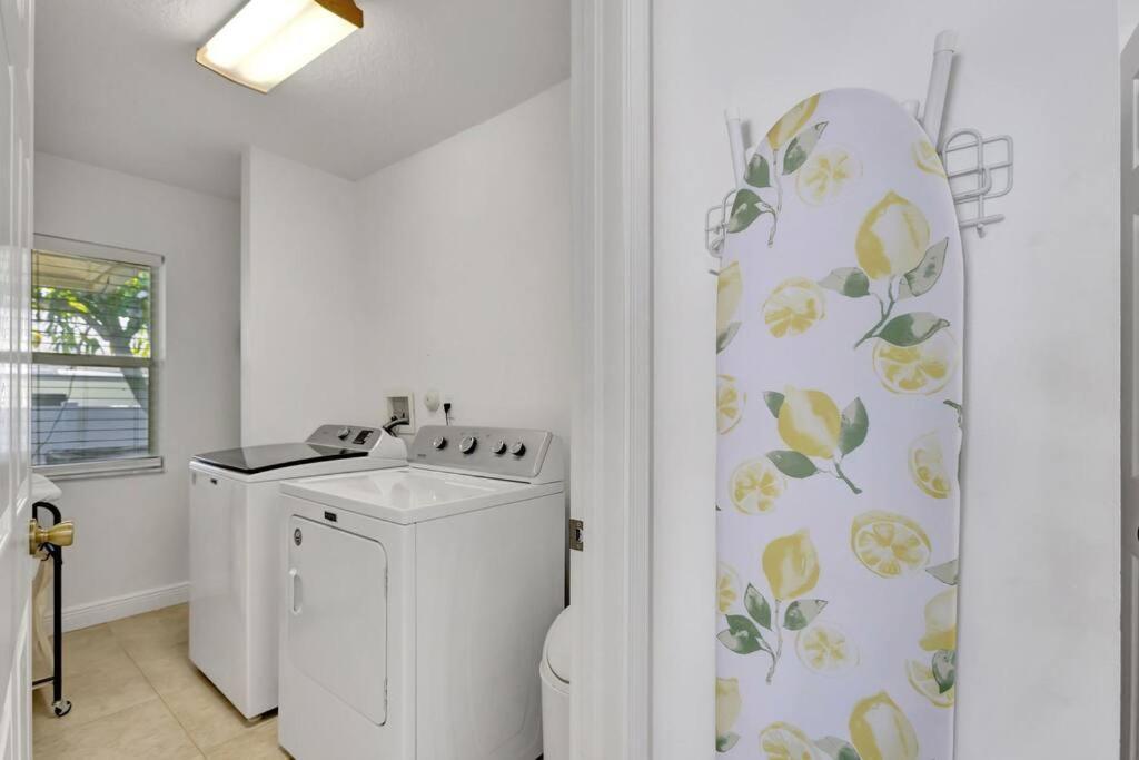 Hottub! Mini Golf! Water Access! Pets! 5min Beach! * West Palm Beach