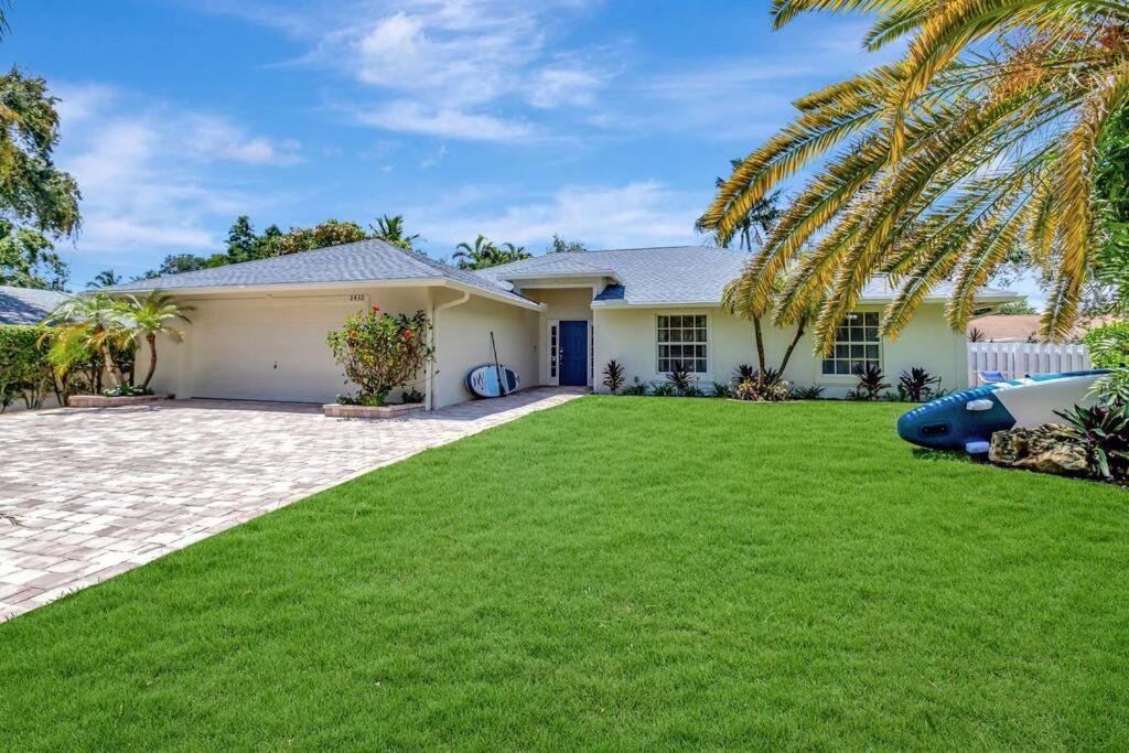 Hottub! Mini Golf! Water Access! Pets! 5min Beach! Holiday home West Palm Beach