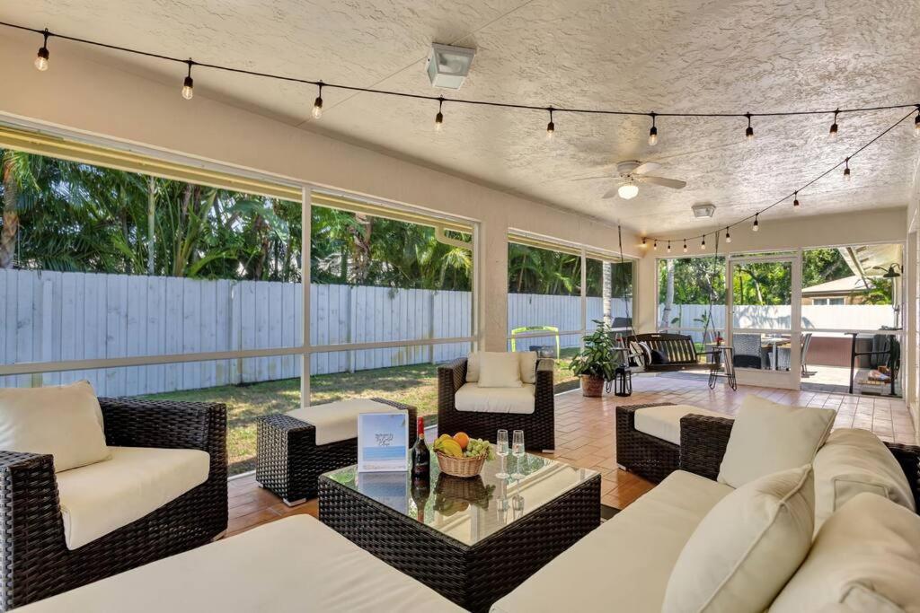Holiday home Hottub! Mini Golf! Water Access! Pets! 5min Beach! West Palm Beach