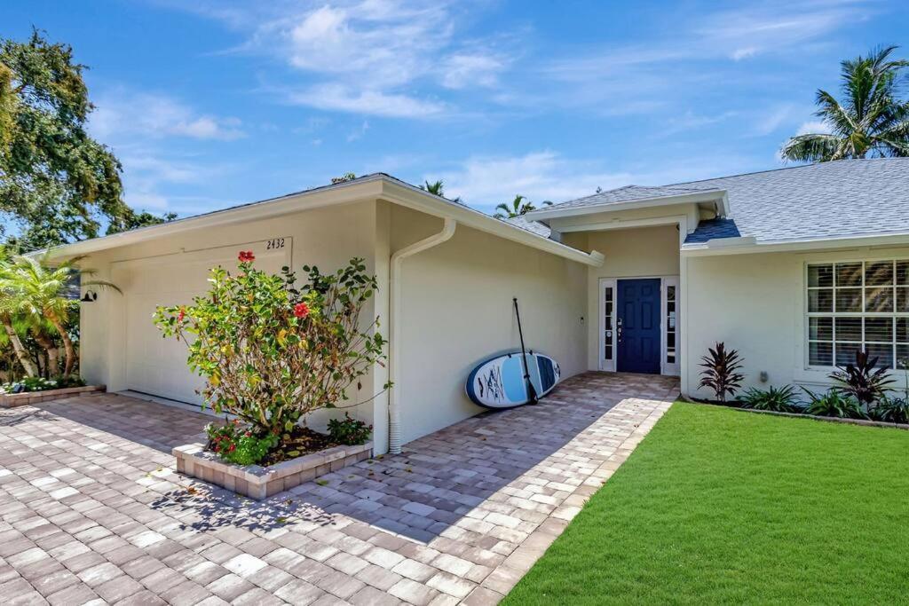Hottub! Mini Golf! Water Access! Pets! 5min Beach!