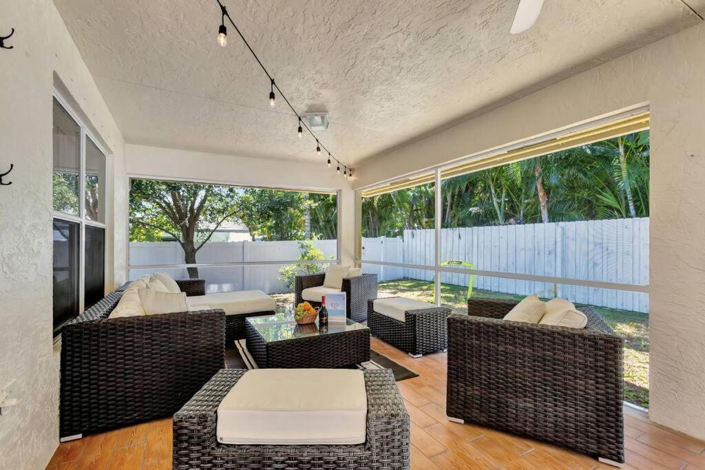 Holiday home Hottub! Mini Golf! Water Access! Pets! 5min Beach!