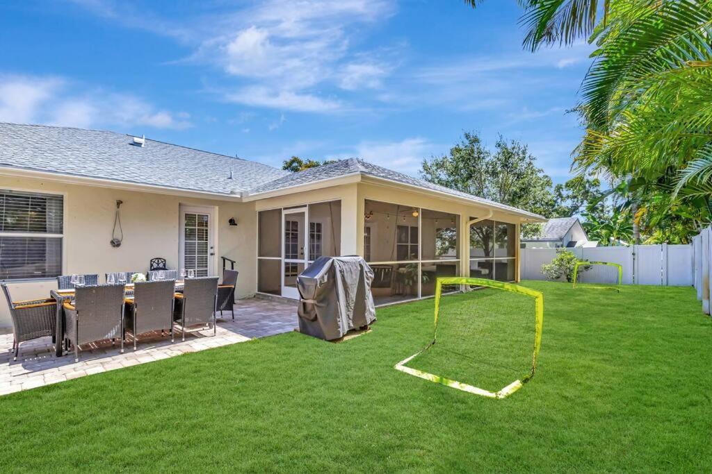 Holiday home Hottub! Mini Golf! Water Access! Pets! 5min Beach! West Palm Beach