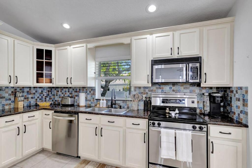 Hottub! Mini Golf! Water Access! Pets! 5min Beach! *