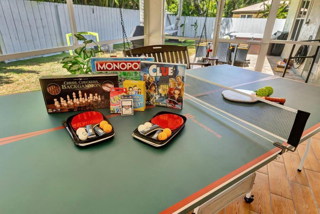 Hottub! Mini Golf! Water Access! Pets! 5min Beach! * West Palm Beach