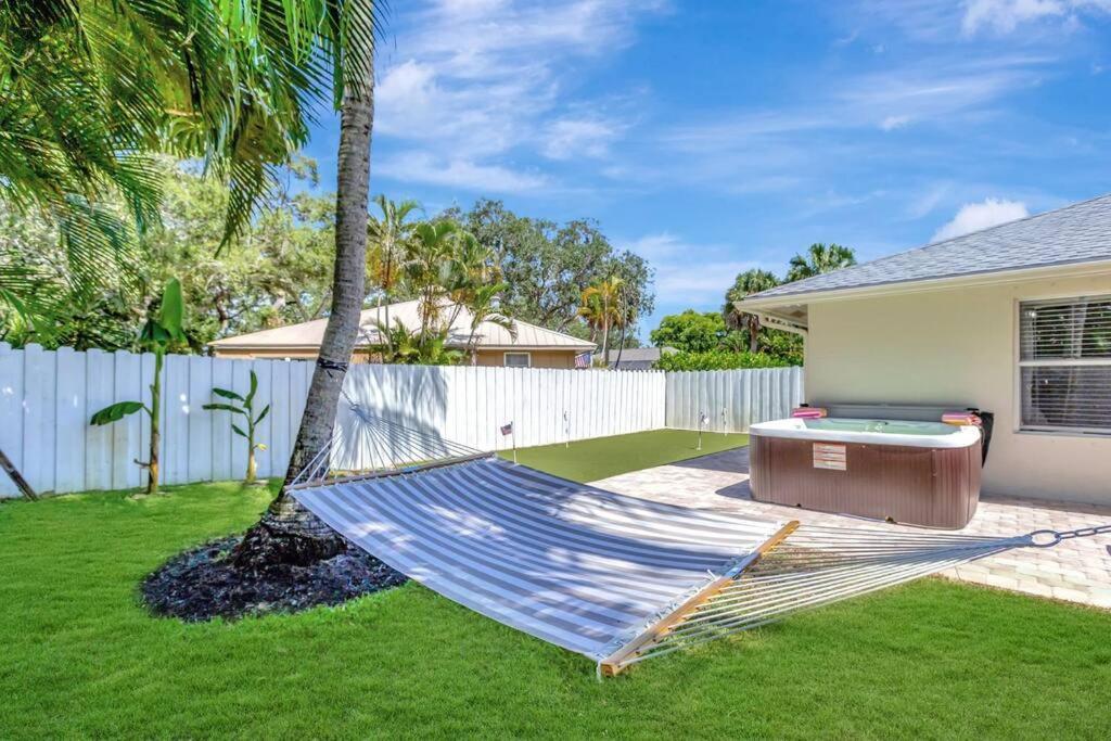 Hottub! Mini Golf! Water Access! Pets! 5min Beach! Holiday home *