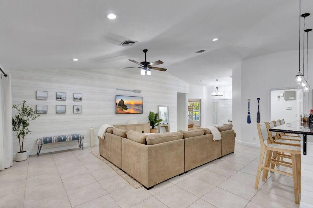 Holiday home Hottub! Mini Golf! Water Access! Pets! 5min Beach! *