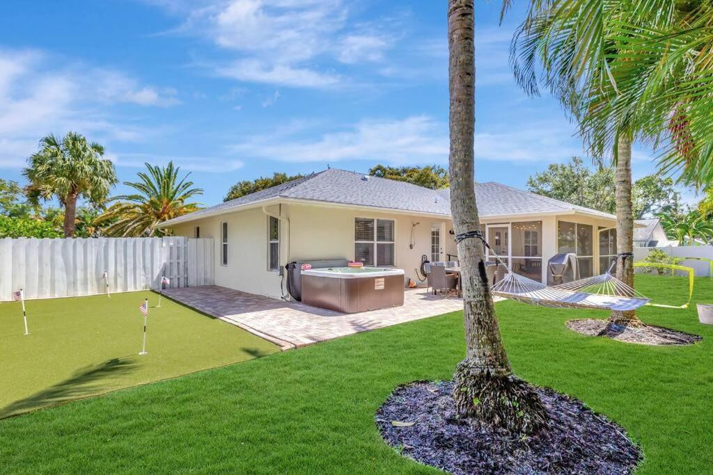 Hottub! Mini Golf! Water Access! Pets! 5min Beach! * West Palm Beach