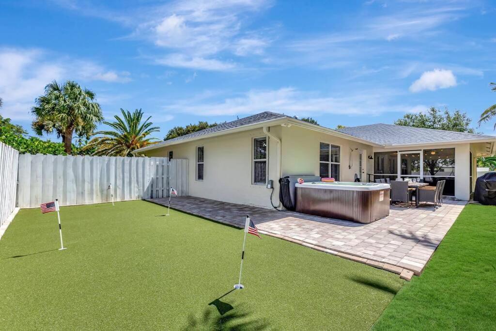 Hottub! Mini Golf! Water Access! Pets! 5min Beach! Holiday home West Palm Beach