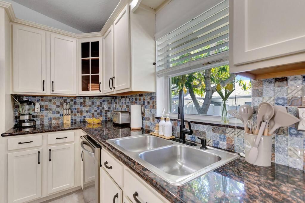 Hottub! Mini Golf! Water Access! Pets! 5min Beach! West Palm Beach