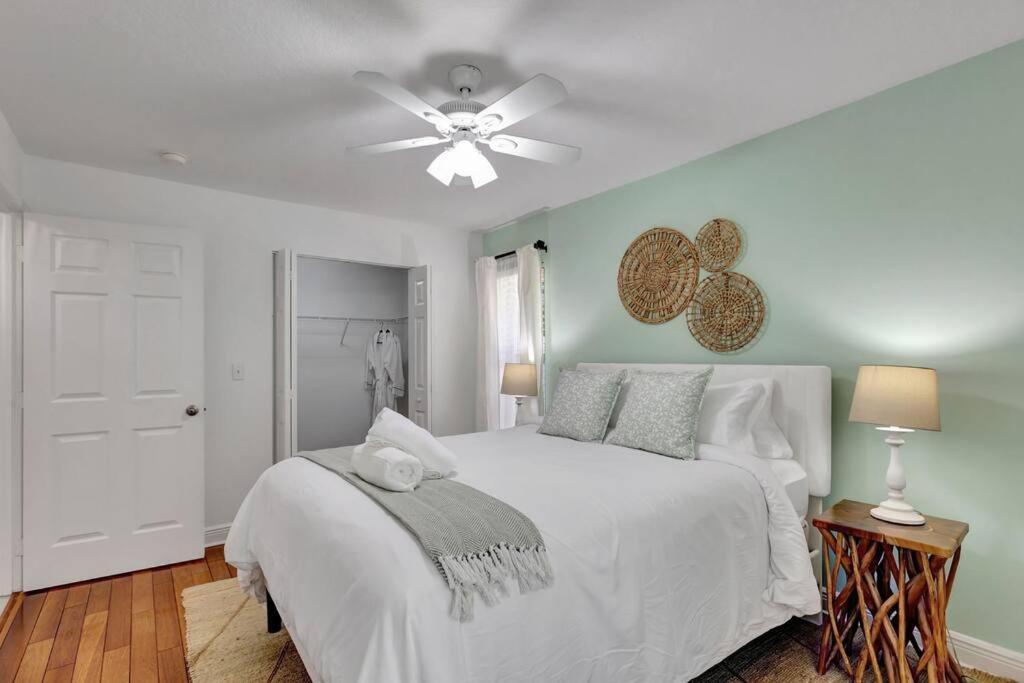 Hottub! Mini Golf! Water Access! Pets! 5min Beach! * West Palm Beach