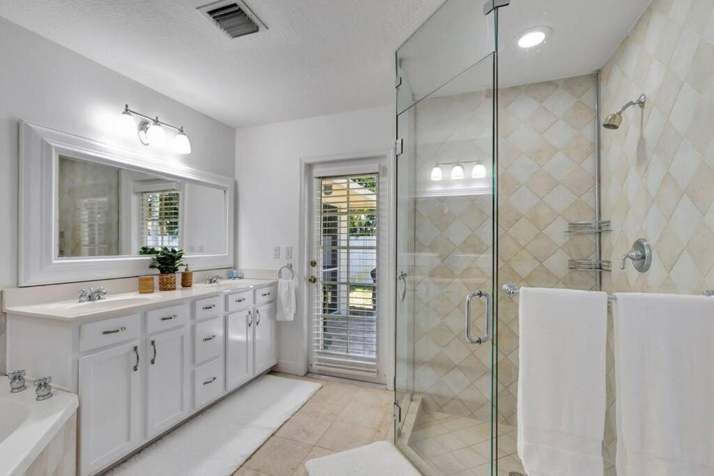Hottub! Mini Golf! Water Access! Pets! 5min Beach!