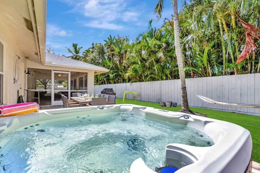 Holiday home Hottub! Mini Golf! Water Access! Pets! 5min Beach!