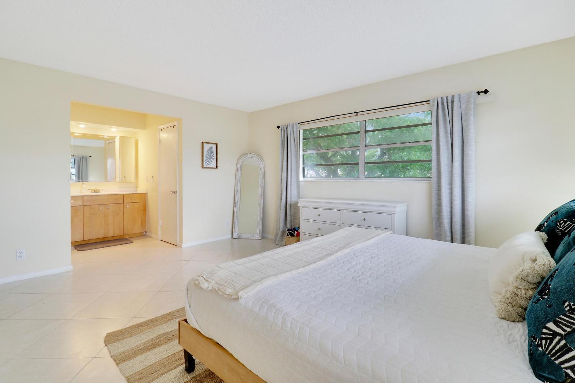 Sunny Beachside Oasis Sleeps 6,1 Blocktowaves *