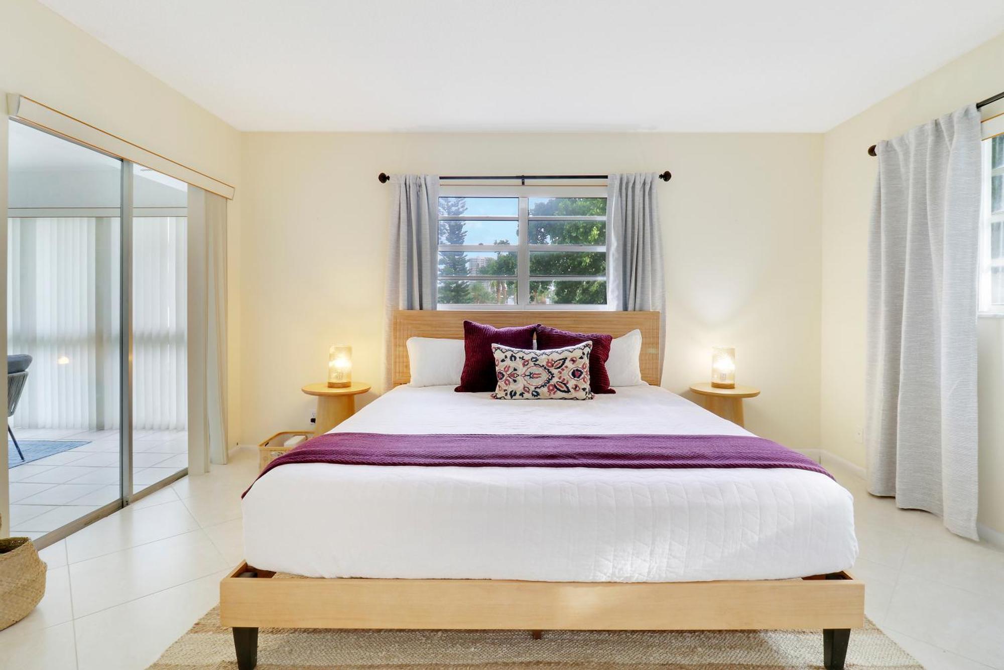 Sunny Beachside Oasis Sleeps 6,1 Blocktowaves West Palm Beach