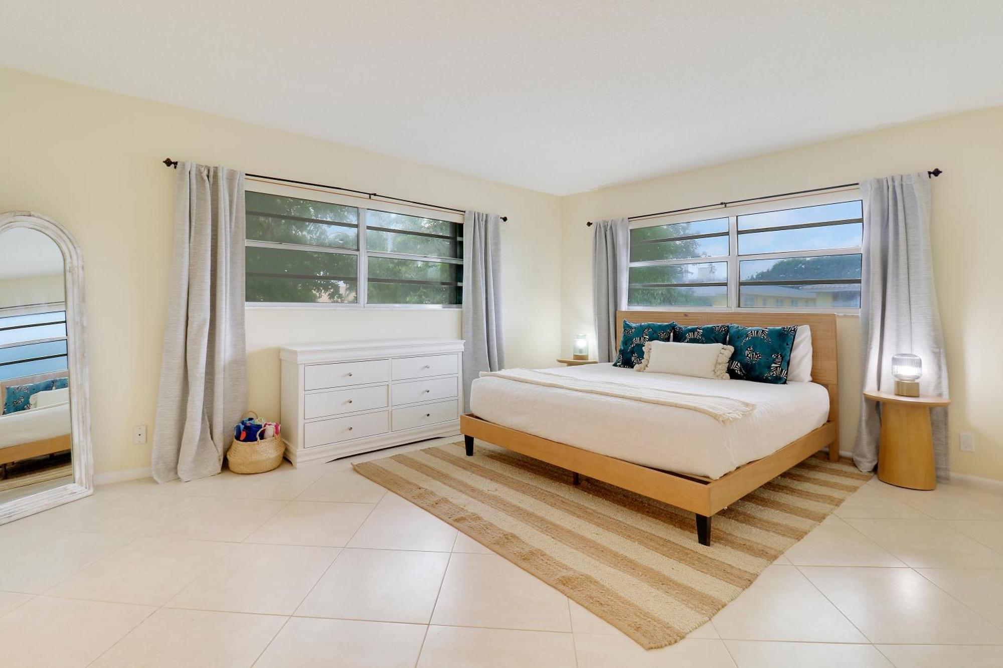 Sunny Beachside Oasis Sleeps 6,1 Blocktowaves