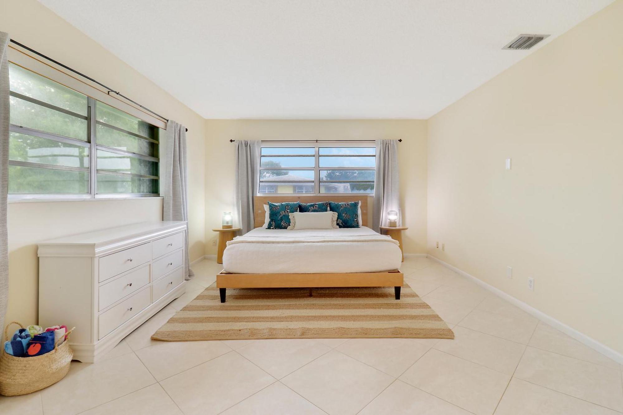 Sunny Beachside Oasis Sleeps 6,1 Blocktowaves Apartment