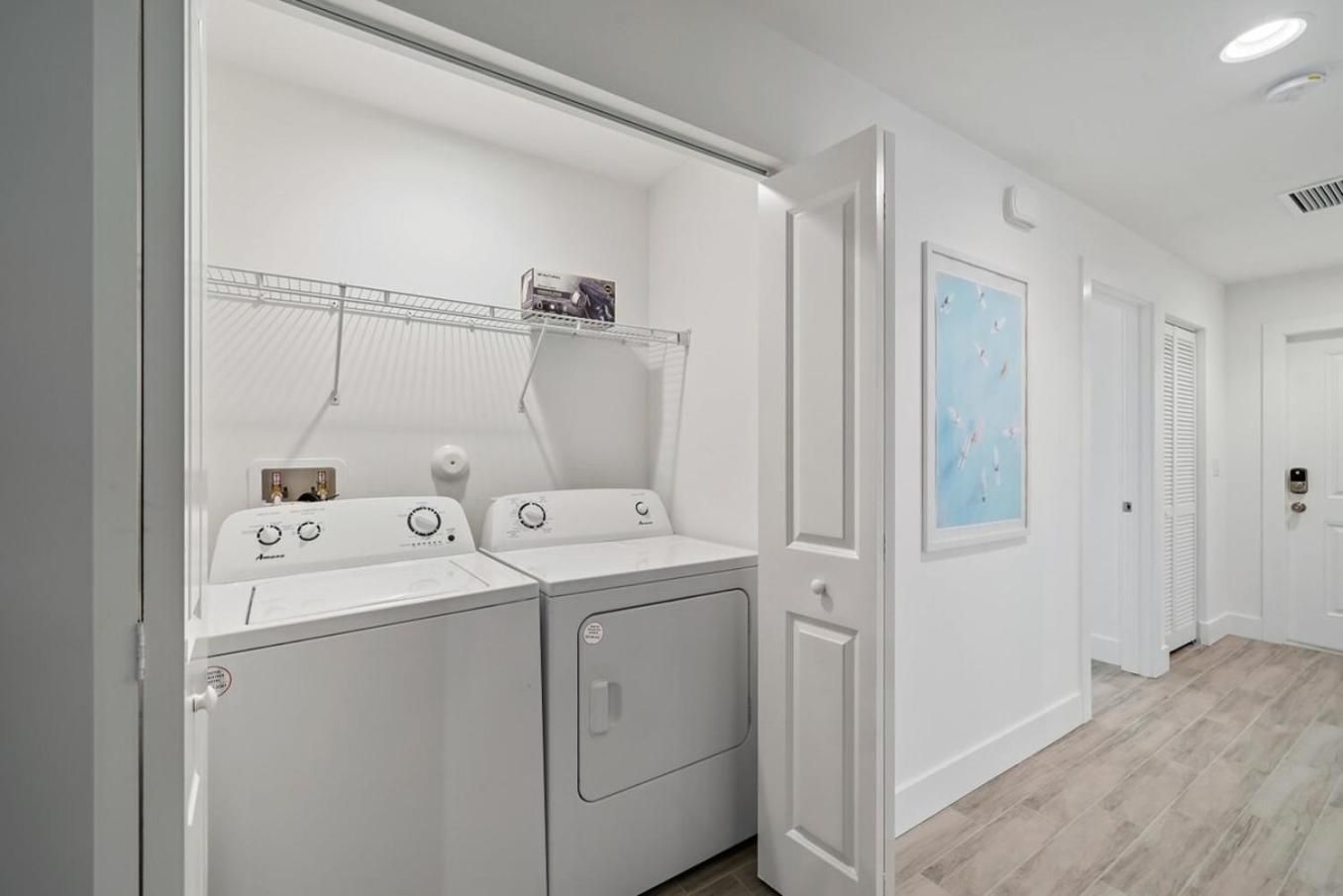 New! Few Minutes To Downtown, 10 To The Beach! Holiday home