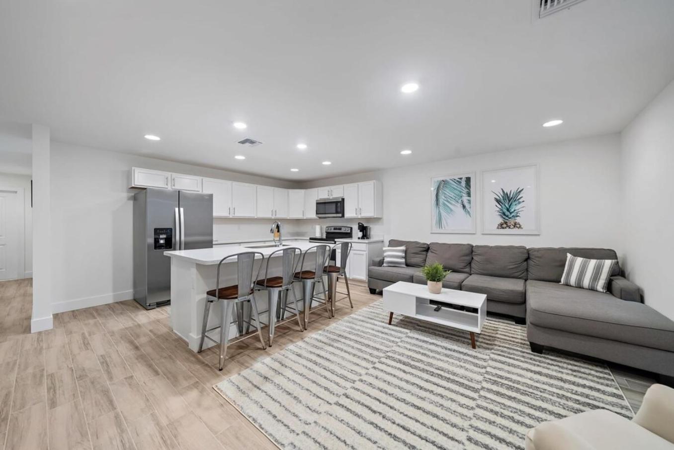 New! Few Minutes To Downtown, 10 To The Beach!