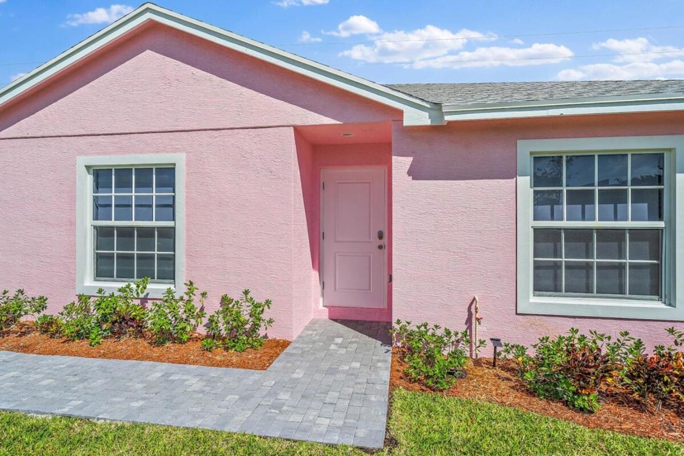 New! Few Minutes To Downtown, 10 To The Beach! Holiday home