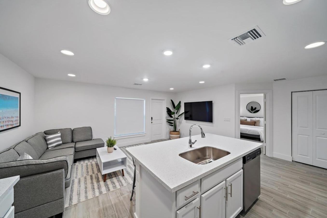 Holiday home New! Few Minutes To Downtown, 10 To The Beach! *