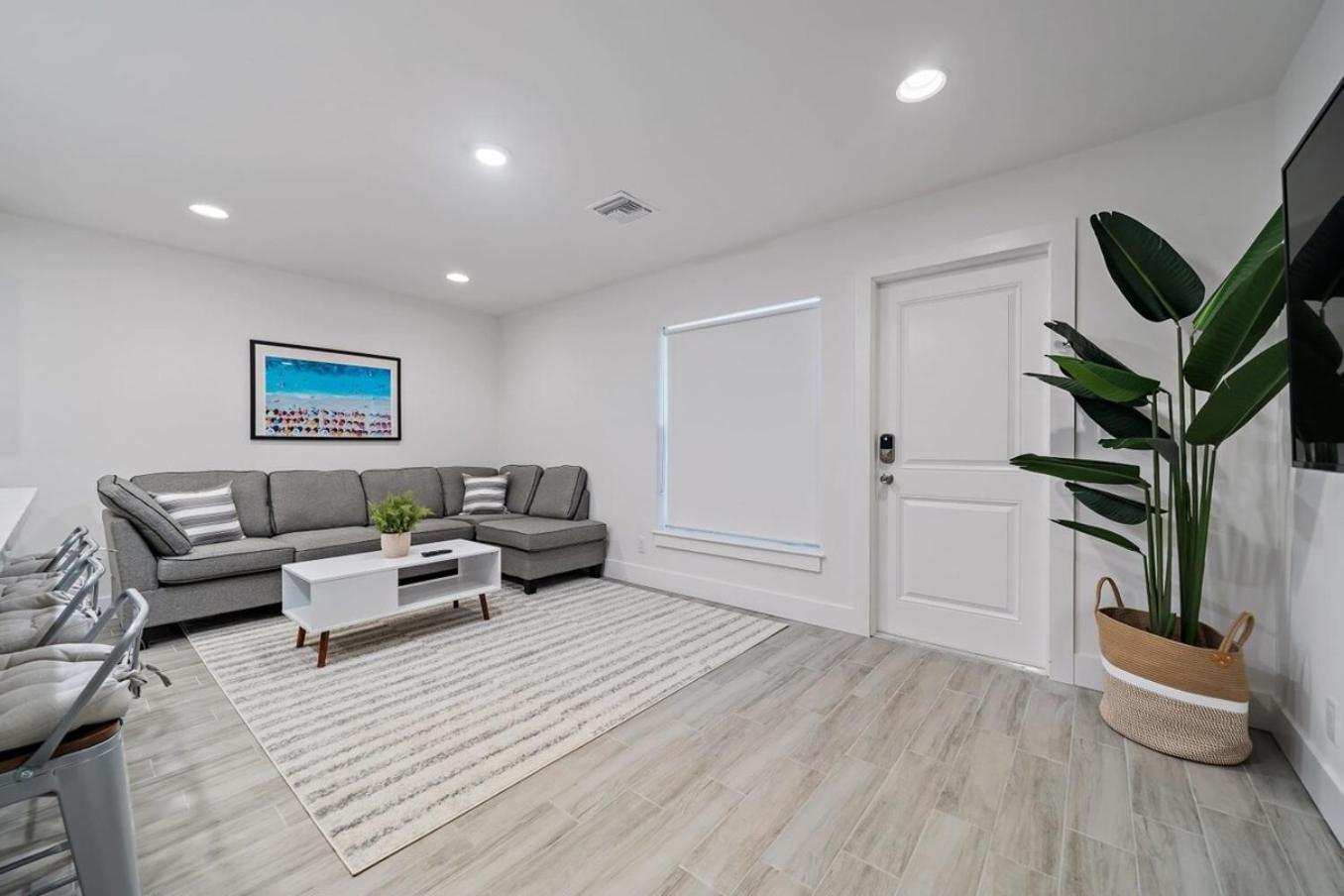 New! Few Minutes To Downtown, 10 To The Beach! *