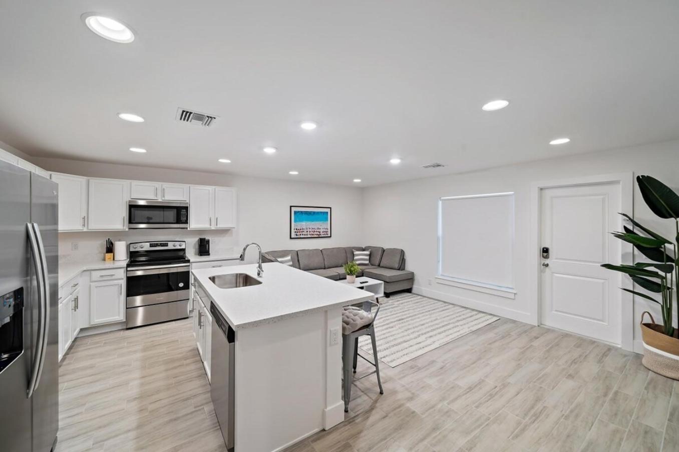 Holiday home New! Few Minutes To Downtown, 10 To The Beach! *