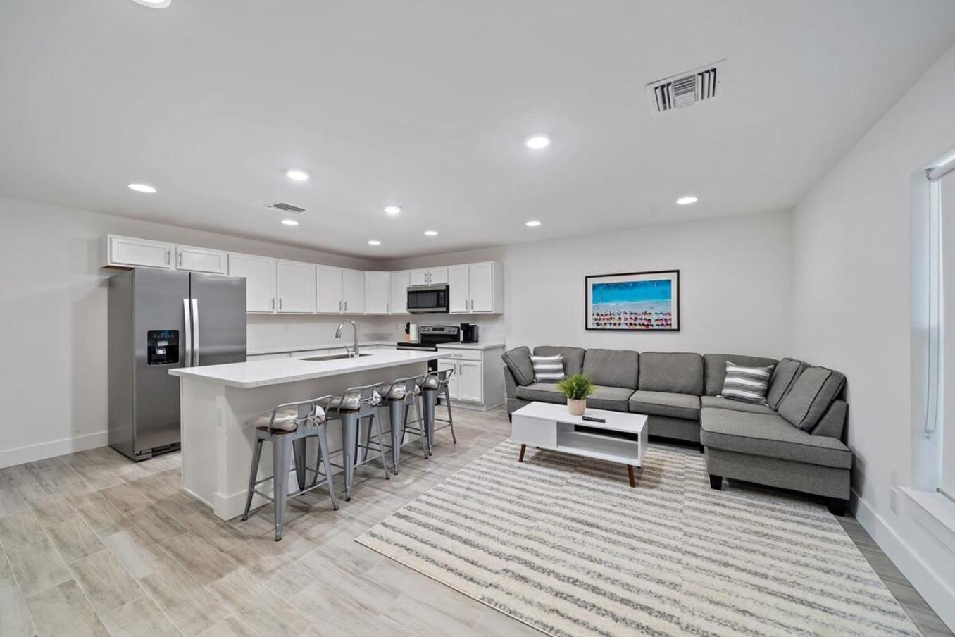 New! Few Minutes To Downtown, 10 To The Beach! *