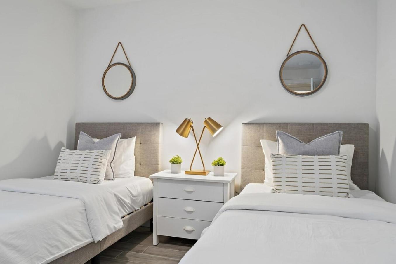 New! Few Minutes To Downtown, 10 To The Beach!